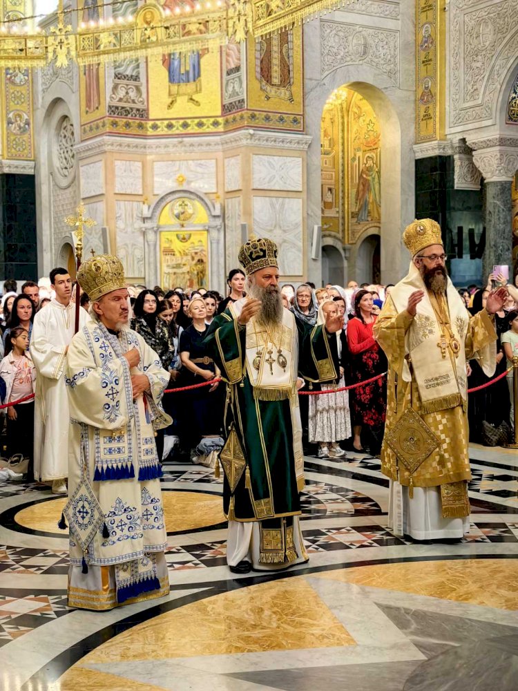 Митрополит Митрофан на Педесетницу богослужио у Храму Светог Саве пред Појасом Пресвете Богородице